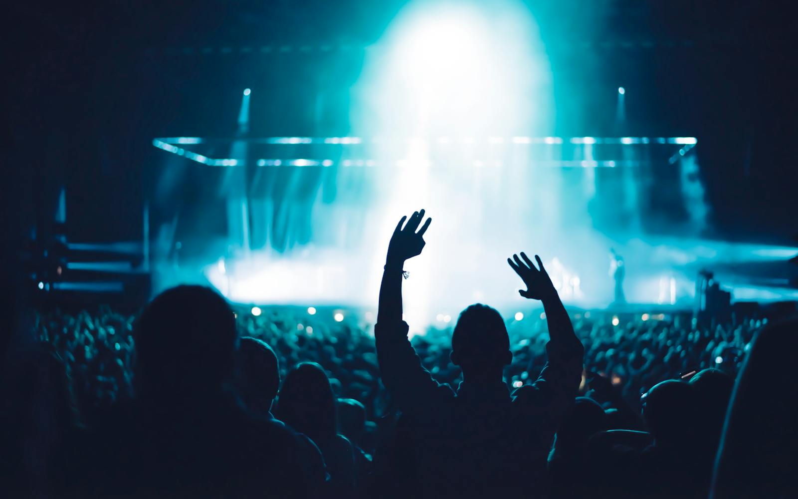 Show íntimo com fãs alcançando o palco