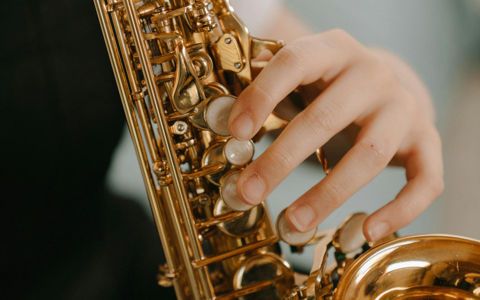 Produtor musical de quarto criando suas primeiras faixas