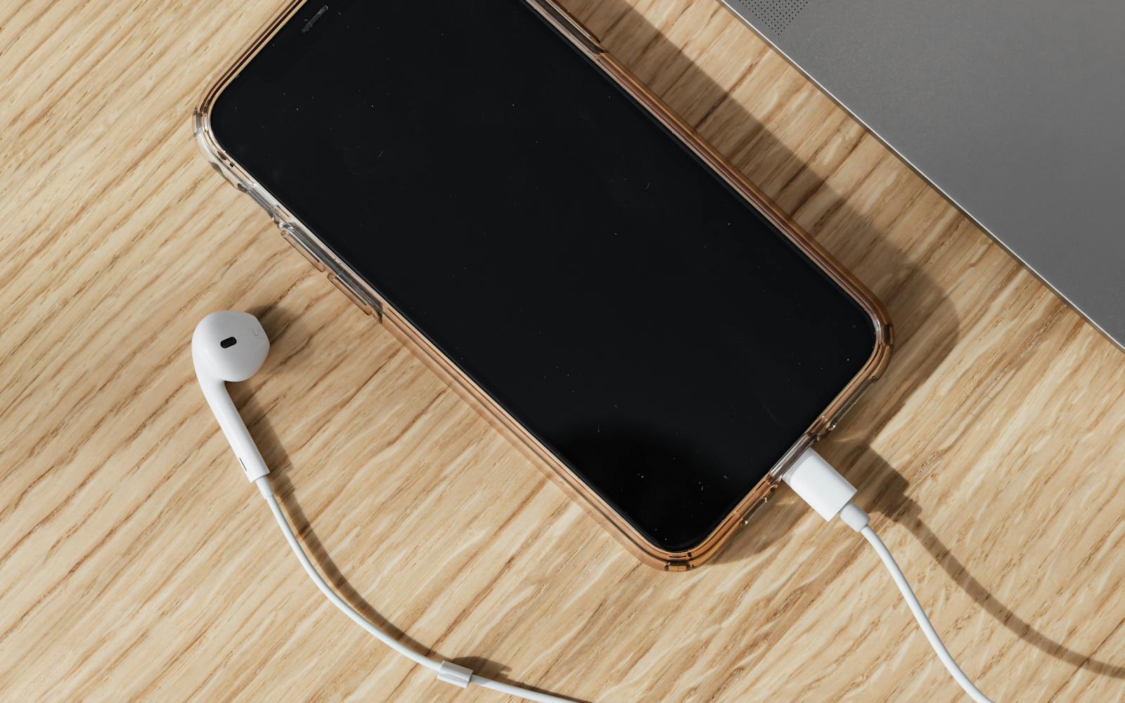 Músico configurando su espacio de trabajo para subir música
