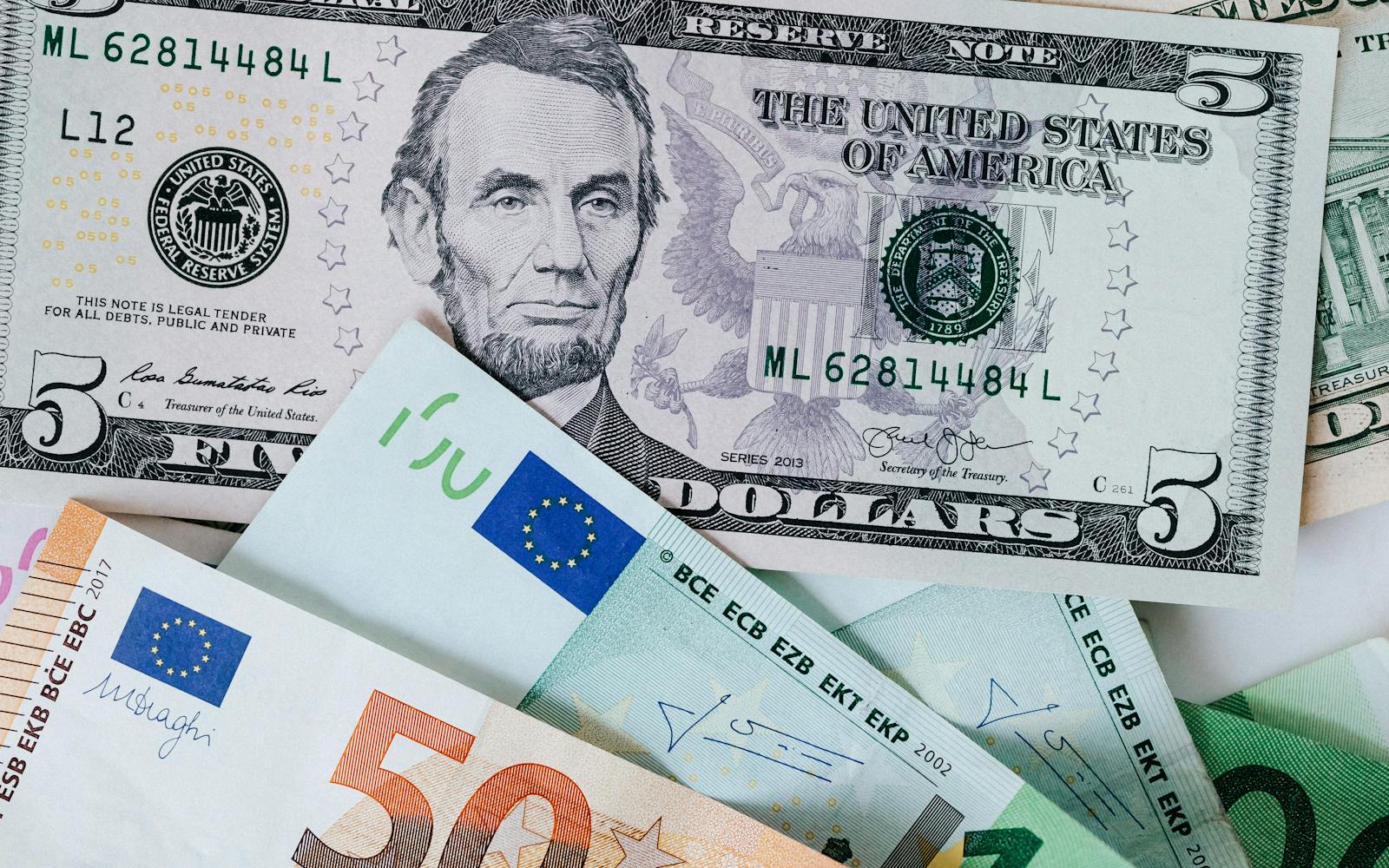 Configuração financeira em um laptop para receber pagamentos
